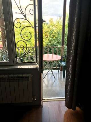 Гостевой дом Bajo Guest House Кутаиси Двухместный номер с 1 кроватью и балконом-4