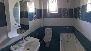 Гостевой дом Bajo Guest House Кутаиси Трехместный номер с основными удобствами-1