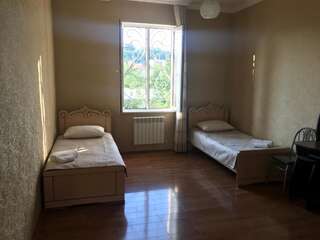 Гостевой дом Bajo Guest House Кутаиси Трехместный номер с основными удобствами-2