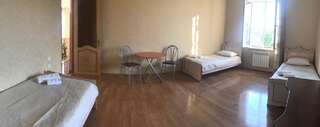 Гостевой дом Bajo Guest House Кутаиси Трехместный номер с основными удобствами-4