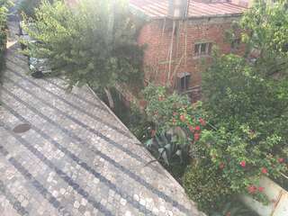 Гостевой дом Bajo Guest House Кутаиси Трехместный номер с окном-1