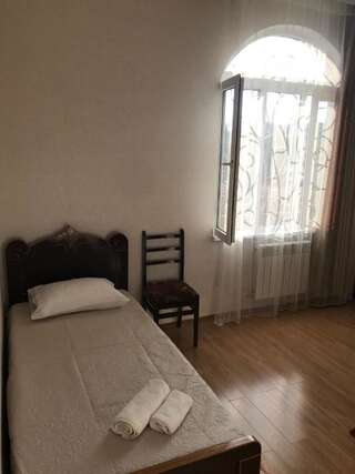 Гостевой дом Bajo Guest House Кутаиси Трехместный номер с окном-3