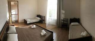 Гостевой дом Bajo Guest House Кутаиси Трехместный номер с окном-4