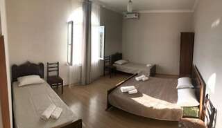 Гостевой дом Bajo Guest House Кутаиси Трехместный номер с окном-5