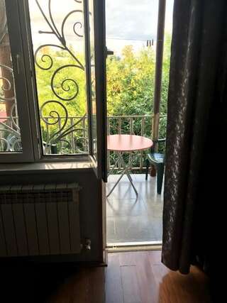 Гостевой дом Bajo Guest House Кутаиси Двухместный номер с 1 кроватью и балконом-10